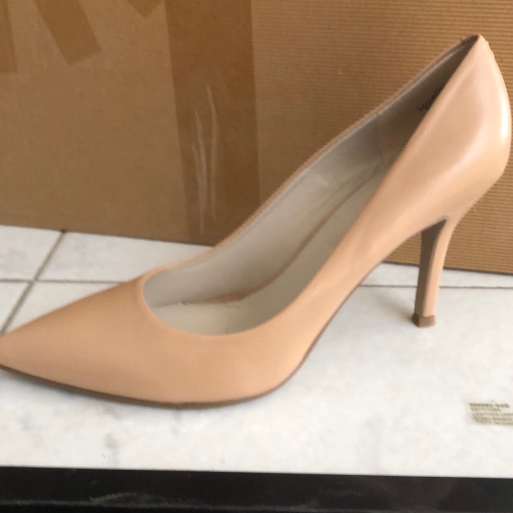 BRAND NEW NEVER WORN!Lt natural leather dress heel